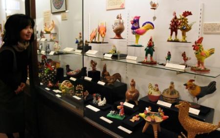 世界40カ国の「鶏のおもちゃ」展示 玩具博物館 | おでかけトピック