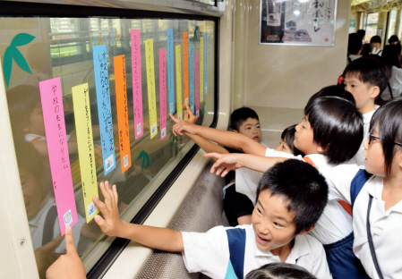 児童らの願い乗せ走る 六甲ライナーが七夕仕様 おでかけトピック 兵庫おでかけプラス 神戸新聞next