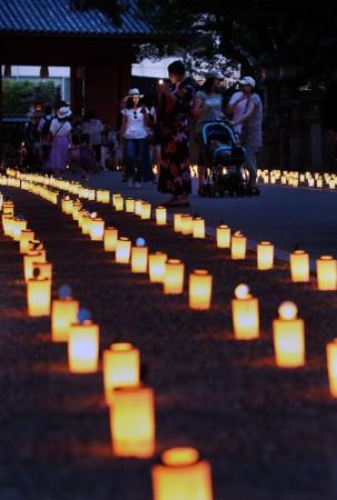 手持行燈　時代蝋燭灯 夕涼み風情増して“えびす顔” 西宮神社で万燈籠 | おでかけトピック