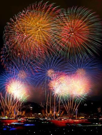 祝 開港１５０年目 みなとこうべ海上花火大会 おでかけトピック 兵庫おでかけプラス 神戸新聞next