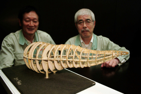 浅草名物の金のオブジェ、実は神戸産の優れもの | おでかけトピック