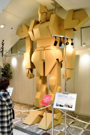 段ボールロボ 大丸須磨店に登場 高校生が制作 おでかけトピック 兵庫おでかけプラス 神戸新聞next 段ボールロボ 大丸須磨店に登場 高校生が制作 おでかけトピック 兵庫おでかけプラス 神戸新聞next