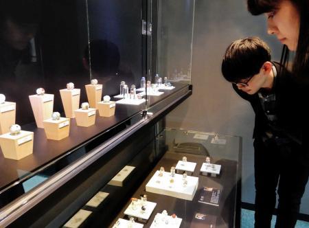 とんぼ玉に宿る別世界 日米仏8作家神戸で企画展 おでかけトピック 兵庫おでかけプラス 神戸新聞next とんぼ玉に宿る別世界 日米仏8作家神戸で企画展 おでかけトピック 兵庫おでかけプラス 神戸新聞next