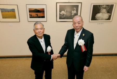 兵庫 ともしびの賞 受賞 写真家と画家が2人展 おでかけトピック 兵庫おでかけプラス 神戸新聞next 兵庫 ともしびの賞 受賞 写真家と画家が2人展 おでかけトピック 兵庫おでかけプラス 神戸新聞next