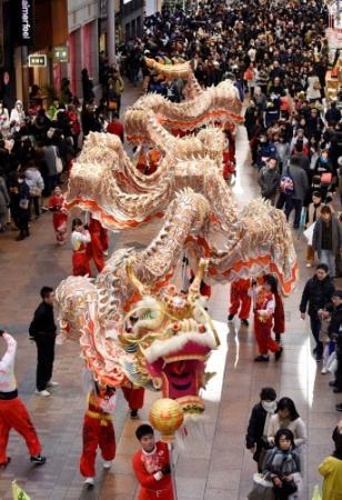 巨大金龍が練り歩き 神戸 南京町の春節祭pr おでかけトピック 兵庫おでかけプラス 神戸新聞next 巨大金龍が練り歩き 神戸 南京町の春節祭pr おでかけトピック 兵庫おでかけプラス 神戸新聞next