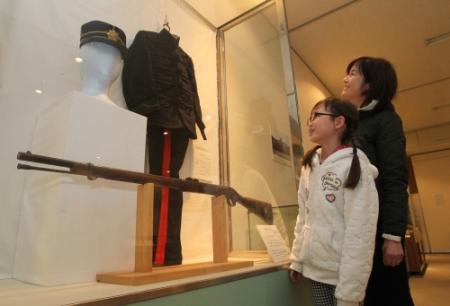 No4736 扁額装(枠無し) 西郷南浦 三字書 「事貴明」 紙本 送料無料