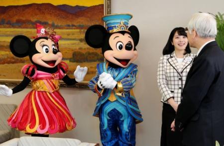 ミッキーも 節目の年 だよ 兵庫知事にｐｒ おでかけトピック 兵庫おでかけプラス 神戸新聞next