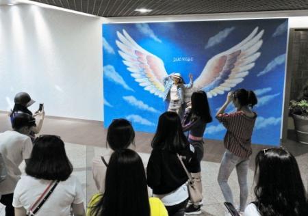 インスタ映えは世界共通 神戸の地下街に 天使の羽 おでかけトピック 兵庫おでかけプラス 神戸新聞next