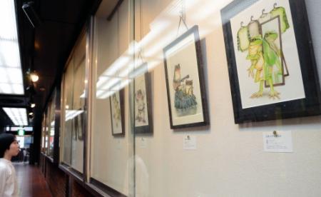 擬人化 したカエル描いたイラスト展 １４日まで おでかけトピック 兵庫おでかけプラス 神戸新聞next