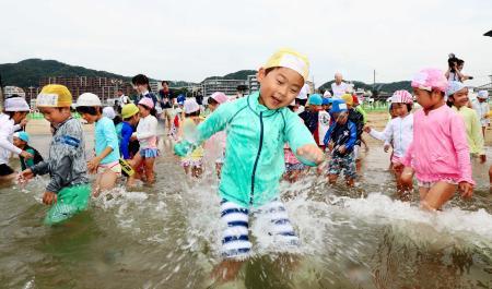 待ってました 須磨で海開き ファミリーエリアも 2018夏休み おでかけトピック 兵庫おでかけプラス 神戸新聞next 待ってました 須磨で海開き ファミリーエリアも 2018夏休み おでかけトピック 兵庫おでかけプラス 神戸新聞next