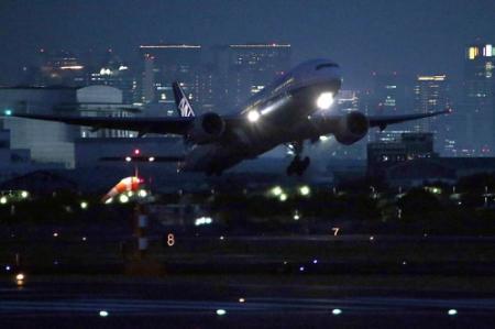 大阪の夜景バックに両翼伸ばす 伊丹空港 おでかけトピック 兵庫おでかけプラス 神戸新聞next