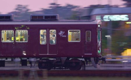 マルーンカラーに人間模様乗せて 「物語」の中の阪急電車