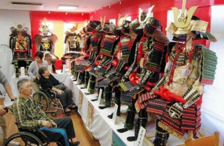 まるで本物 厚紙甲冑 春日の道の駅で展示 おでかけトピック 兵庫おでかけプラス 神戸新聞next