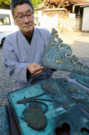 室津・賀茂神社 屋根などの飾り金具に金箔装飾 | おでかけトピック
