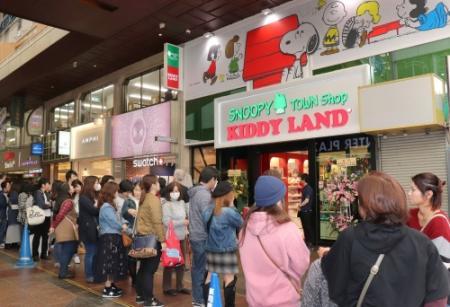 神戸限定 水兵姿のスヌーピー 販売 三宮にグッズ専門店オープン おでかけトピック 兵庫おでかけプラス 神戸新聞next