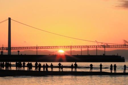 初日の出 空と海を黄金色に おでかけトピック 兵庫おでかけプラス 神戸新聞next 初日の出 空と海を黄金色に おでかけトピック 兵庫おでかけプラス 神戸新聞next