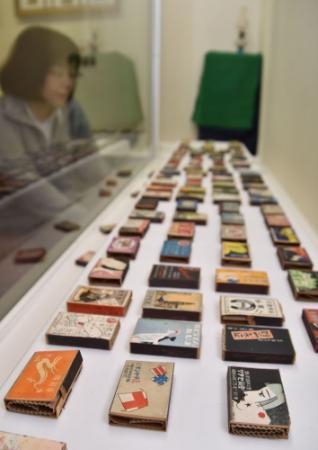 川西で昭和初期のマッチ箱展 モダンなデザイン300点