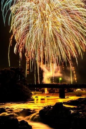 花火千発で新元号お祝い ５月３日 加東 花まつり鮎まつり おでかけトピック 兵庫おでかけプラス 神戸新聞next