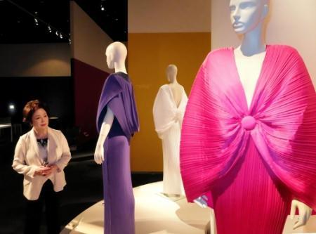 ダイアナ元妃のドレスなど鑑賞 鳥丸軍雪展に佐久間良子さん おでかけトピック 兵庫おでかけプラス 神戸新聞next