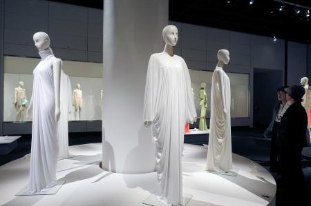 故ダイアナ元英国妃らのドレス展示 神戸で「鳥丸軍雪展」 | おでかけ