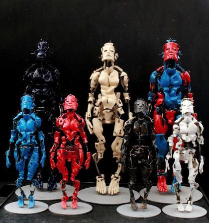 金属製浮彫り 人間の形状 特撮への憧れ投影 陶磁と金属の「自刻像」作品展 | おでかけトピック