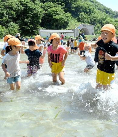 はや夏本番 県内今季初の 海開き 新温泉 おでかけトピック 兵庫おでかけプラス 神戸新聞next はや夏本番 県内今季初の 海開き 新温泉 おでかけトピック 兵庫おでかけプラス 神戸新聞next