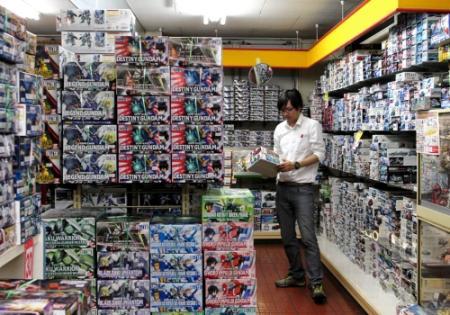 サヨナラ夢の城（中）オモチャのデパート「てんぷる」 最後の品定めに 