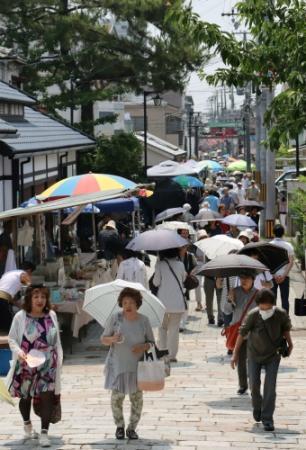 巣鴨にも負けない高齢者らの 聖地 須磨寺の 大師縁日 おでかけトピック 兵庫おでかけプラス 神戸新聞next 巣鴨にも負けない高齢者らの 聖地 須磨寺の 大師縁日 おでかけトピック 兵庫おでかけプラス 神戸新聞next