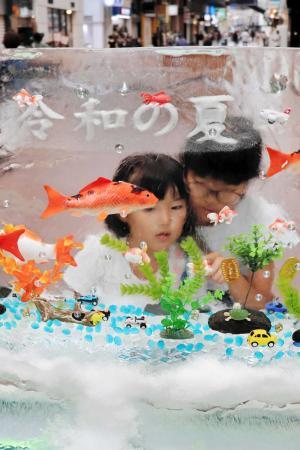 涼しげ金魚や熱帯魚 三宮センター街に氷柱オブジェ 夏休み２０１９ おでかけトピック 兵庫おでかけプラス 神戸新聞next