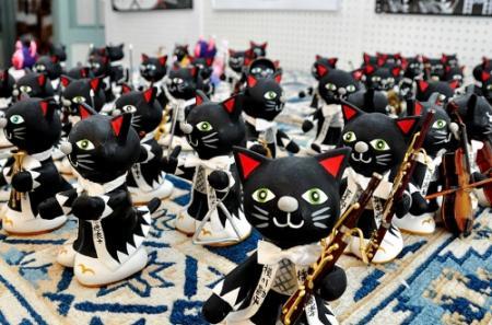 討ち入り、切腹u2026赤穂義士がモチーフ 黒猫人形２５０体ずらり 