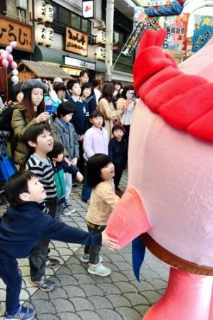 特徴はつぶらな瞳と飛び出した目 魚の棚キャラが着ぐるみに  おでかけ 