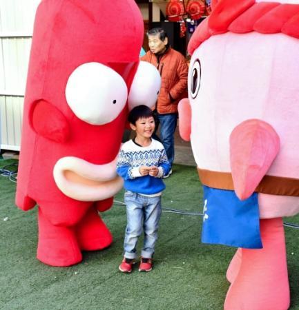 特徴はつぶらな瞳と飛び出した目 魚の棚キャラが着ぐるみに おでかけトピック 兵庫おでかけプラス 神戸新聞next 特徴はつぶらな瞳と飛び出した目 魚の棚キャラが着ぐるみに おでかけトピック 兵庫おでかけプラス 神戸新聞next