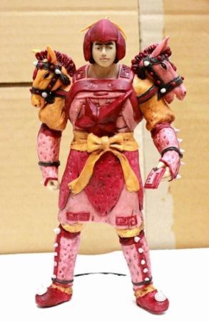 消しゴムカスでフィギュア 悲恋伝説を“再解釈” 美術家の入江さん