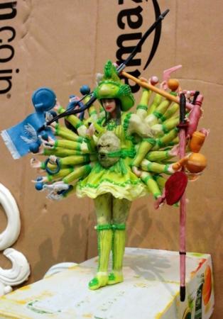 消しゴムカスでフィギュア 悲恋伝説を“再解釈” 美術家の入江さん