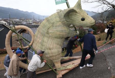 町の自慢 稲わらで巨大ネズミ飾り 十柱神社 おでかけトピック 兵庫おでかけプラス 神戸新聞next