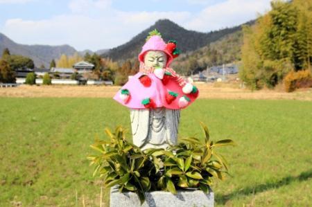 お地蔵さんに“イチゴマント” 近隣住民が手作り 三田 | おでかけ