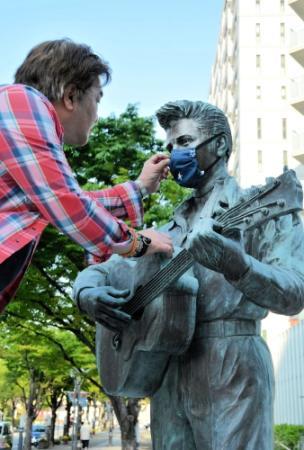 プレスリー像にマスク装着 洋服店の店主が製作 神戸 | おでかけ