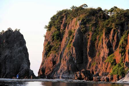 夕日の「赤壁」撮影者が急増 香住・今子浦海岸 | おでかけトピック