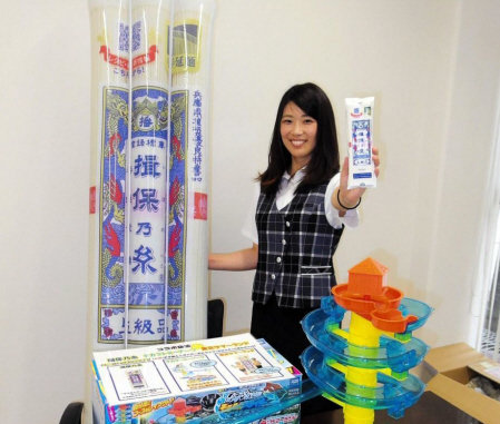プールにでっかい揖保乃糸 PR用の巨大浮具が人気 | おでかけ
