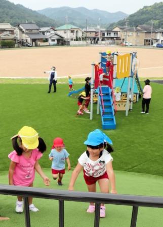 人工芝の築山で園児ら歓声 ｊｒ竜野駅南に公園完成 おでかけトピック 兵庫おでかけプラス 神戸新聞next