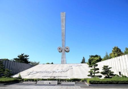 空爆犠牲者の慰霊塔 光の柱５本でライトアップ 姫路 おでかけトピック 兵庫おでかけプラス 神戸新聞next