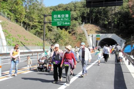 日高豊岡南道路１１月１日開通 記念ウオークに千人 北近畿豊岡自動車道 おでかけトピック 兵庫おでかけプラス 神戸新聞next