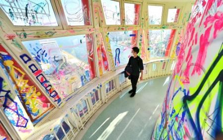 落書き いえ アート 神戸ポートタワーに謎の絵 おでかけトピック 兵庫おでかけプラス 神戸新聞next 落書き いえ アート 神戸ポートタワーに謎の絵 おでかけトピック 兵庫おでかけプラス 神戸新聞next