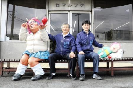 ベンチに座るガングロ女子高生 福崎の妖怪に新メンバー おでかけトピック 兵庫おでかけプラス 神戸新聞next