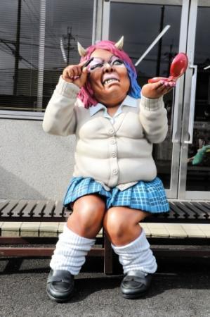 ベンチに座るガングロ女子高生 福崎の妖怪に新メンバー おでかけトピック 兵庫おでかけプラス 神戸新聞next