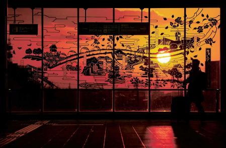 冬季限定 ガラス窓に夕日の影絵 ｊｒ土山駅 おでかけトピック 兵庫おでかけプラス 神戸新聞next