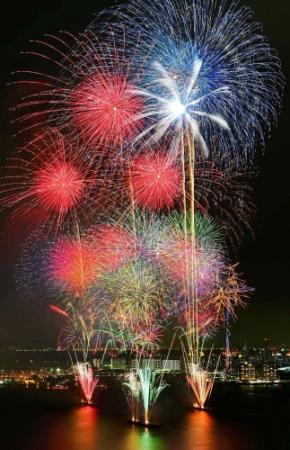 神戸港の花火大会 今年は秋に10分ずつ5日間 平日限定で開催 おでかけトピック 兵庫おでかけプラス 神戸新聞next 神戸港の花火大会 今年は秋に10分ずつ5日間 平日限定で開催 おでかけトピック 兵庫おでかけプラス 神戸新聞next