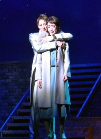 宝塚月組公演「幽霊刑事」 8月退団のトップ珠城りょう、宝塚へ