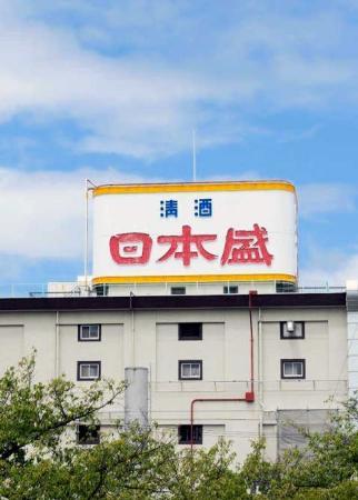 さらば酒蔵の大看板 最後の白鷹も撤去へ 兵庫・西宮 | おでかけ