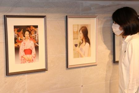 官能小説の表紙絵手掛けるイラストレーターが個展 １８歳未満の閲覧一部禁止 姫路 おでかけトピック 兵庫おでかけプラス 神戸新聞next